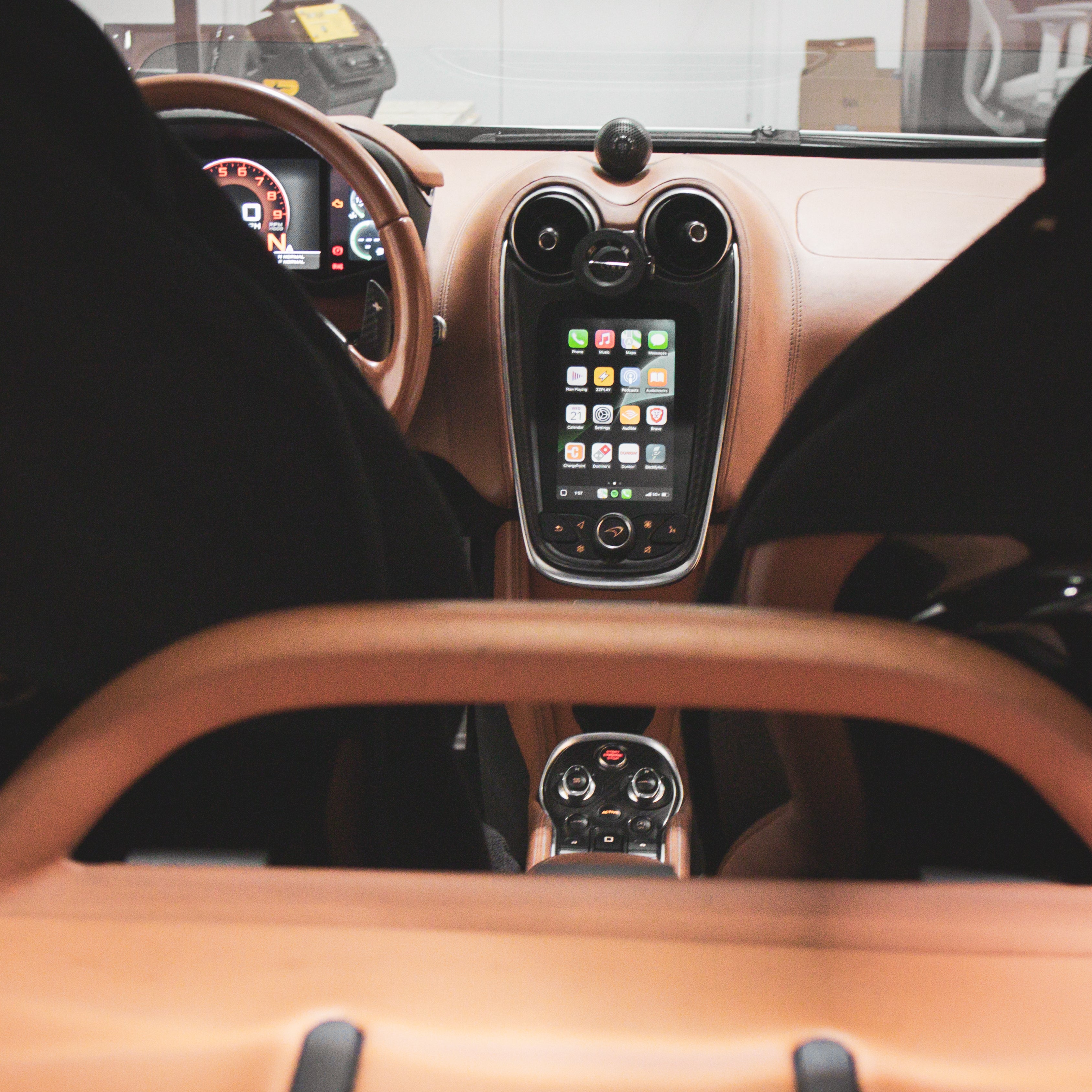 https://cdn.shopify.com/s/files/1/0751/8712/6499/files/ITZ-MCL_McLaren_CARPLAY_ANDROID_AUTO_6_44c3d0ca-f8d7-4eb5-b320-4f2e1796533c.jpg?v=1769519684